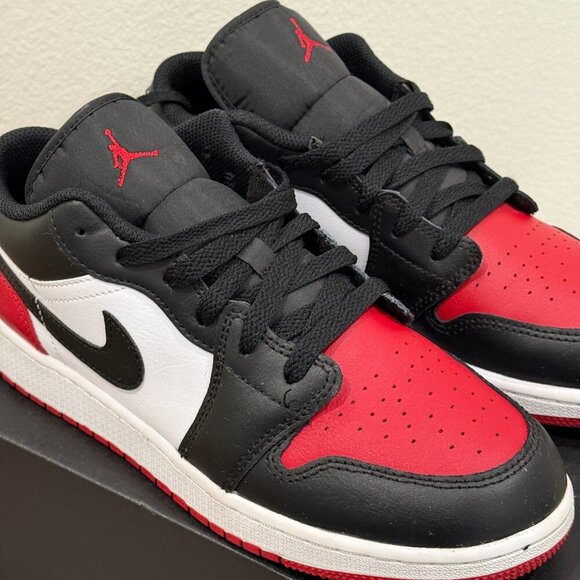 AIR JORDAN 1LOW (GS) WHITE/BLACK-VARSITY RED-WHITE BLANC/VARSITY ROUGE/BLANC/NOI - Picture 6 of 8